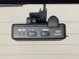 後方にもドライブレコーダーのカメラが付いています。前後両方でお車の周りを監視・記録いたします。