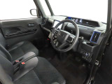 シンプルで使いやすいデザインの運転席です。