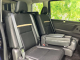 ゆったりと座れるシートで、リラックスした移動時間を過ごせます。家族や友人と快適なカーライフをお楽しみいただけます。