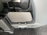 走行中に荷物や小物が運転席の足もとへ転がり込むのを防ぐための、小物侵入防止板を装備!
