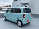 左斜め後ろからの特徴的なフォルム。狭い路地裏でも運転しやすそうな小回りが利くコンパクトボディ♪