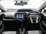 シンプルなデザインのインパネ。各操作スイッチは使いやすい位置に配置されてます。