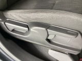 シートリフター(ハイトアジャスター)装備。運転席の高さを調整する機能