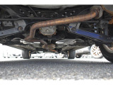 車両後方からの下回りです。マフラー防錆塗装や下回り防錆施工等も可能でございます。