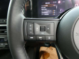 運転走行も画面に触れることなく手元操作が可能な便利なハンドルリモコン。