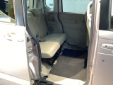 ホンダ車の低床ボディは、チャイルドシートへのお子さまの乗降や荷物の積載もスムーズ。後席にも左右分離式のアームレストがついております。ゆっくりおくつろぎいただけます。