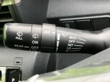 雨天時でもクリアな視界を確保できるワイパーレバー。運転の安全性を高める、重要な機能です。