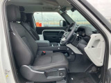 【運転席】室内は座り心地の良いシートとなっており、空間の広さと目線の高さから運転がしやすくなっております。