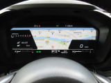 運転に必要な情報をグラフィカルに表示し、少ない視線移動で瞬時に認識できる先進的な液晶メーター。こちらはナビゲーション情報と連携する「地図画面」になります