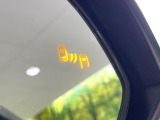 【ブラインドスポットモニター】走行中、ドアミラーの死角になりやすい箇所に後続車が接近するとサイドミラーのレンズに警告を表示!ドライバーに注意喚起をしてくれます。