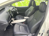 運転しやすい運転席周りのデザイン。視界も広く、安全運転をサポートします。操作性も抜群です。