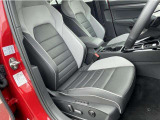 メーカーオプションのフルレザーシートパッケージです。運転席および助手席にはシートヒーターおよびシートに涼しい風を送るシートベンチレーターも装備、1年を通して常に快適な環境を提供するアイテムです。