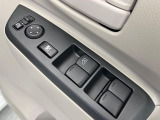 【電動格納ミラー】サイドミラーは電動格納式となっており、狭い駐車場でもキズがつくリスクを抑えられます。