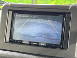 【バックカメラ】駐車時に後方がリアルタイム映像で確認できます。大型商業施設や立体駐車場での駐車時や、夜間のバック時に大活躍!運転スキルに関わらず、今や必須となった装備のひとつです!
