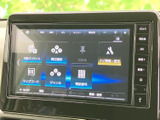 多彩な情報を表示するモニター画面。車両設定や各種機能を直感的に操作できます。快適なドライブをサポートする、頼れる相棒です。