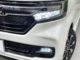 【LEDヘッドライト】悪天候や夜間走行時も良好な視界を確保し安心して運転できる高輝度LEDヘッドライトを装備!点灯速度が早く、消費電力も抑えられています。