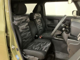 広々として運転のしやすい運転席☆ 足元も広々としていますよ♪