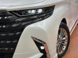【LEDヘッドライト】悪天候や夜間走行時も良好な視界を確保し安心して運転できる高輝度LEDヘッドライトを装備!点灯速度が早く、消費電力も抑えられています。