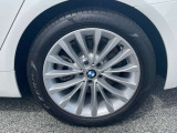 【BMWアロイホイル】軽量かつ強度に拘ったアロイホイル。走行性能ポテンシャルを引き出す設計。車の足元を引き締めてくれる大きなポイントはアロイホイルです。