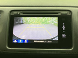 狭い場所での駐車も安心。後方の状況を画面で確認でき、安全な運転をサポートします。ガイドライン表示で、距離感もつかみやすいです。