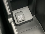 アームレスト内の収納ボックスにもアクセサリーソケットがつています。USBのアダプターなどをつければスマホの充電などにも使えます。ボックス内にスマートフォンを収納しながら充電もできるので便利です。