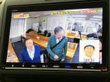 停車中に、地上デジタル放送やDVDなどの映像を楽しめます。後部座席での移動時間を、快適に過ごせる便利な機能です。家族や友人と一緒に、楽しい時間を過ごしましょう。