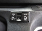 運転席からボタン一つで開閉できるパワースライドドアが付いています。安心の挟み込み防止装置付です。