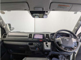 シンプルながら機能性あふれる運転席周りです。 使いやすいスイッチ類の配置によりとても運転しやすいですよ。
