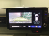 バックギアに入れますとご覧のような画像に自動的に切り替わります。車庫入れ時に役立ちます。