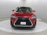 フロントビューは、スピンドルグリルの切り返し位置を高く置き、薄くシャープなアッパー部と分厚く堂々としたロア部を対比させ、鋭さと力強さを両立しています。
