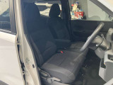 運転席まわりです。運転席からの視界が左右に広く隅々まではっきりと見渡せます!クルマの前端も把握しやすく安心して運転できます!