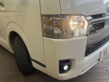 【LEDヘッドライト】悪天候や夜間走行時も良好な視界を確保し安心して運転できる高輝度LEDヘッドライトを装備!点灯速度が早く、消費電力も抑えられています。