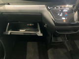 車検証入れになどにも使える便利な収納BOXあります。