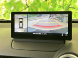 後方の状況を画面で確認できるので、狭い場所での運転や駐車がより安全に行えます。ガイドライン表示で、距離感もつかみやすい構成です。