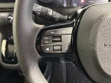 ステアリングにオーディオ操作スイッチが付いています。オーディオ画面に直接タッチしなくても操作が出来ますので、運転に集中できます。