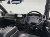運転席まわりです。 各操作スイッチは使いやすい位置に配置されてます。