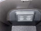 充電用USB付き。スマートフォンなどの充電に便利です。