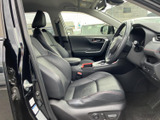 広々とした室内空間は、ドライバーも同乗者もゆったりとくつろげます。運転席からの眺めも良く、快適なドライブを楽しめます。上質な空間をご提供します。