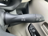 操作しやすいウインカーレバーは、スムーズな車線変更をサポートします。直感的に操作でき、安全運転に貢献する機能です。
