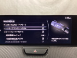 ハンドル操作をアシストすることにより車線からの逸脱回避を支援します。