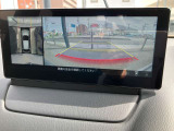 360度ビューカメラを搭載。4方の小型カメラの映像を処理し、車両真上からの映像に変換しています。