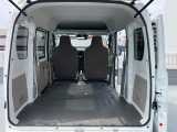 リヤシートも全車消毒済み。シートを倒すと箱形でフラットな床面でひろーい荷室。各種ケース、箱物がたっぷり積めます