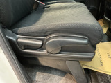 【シートレバー】ただ座るだけじゃない、運転のしやすさを決める大事なスイッチ。視界を広げたり、腰への負担を減らしたり。体型に合わせてジャストフィットさせるこの瞬間、さあ走るぞって気合が入ります。
