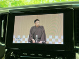 停車中にテレビや映像を楽しめます。長距離移動や休憩時間のお供に最適。後部座席の乗員の方々も快適に過ごせる空間を演出します。