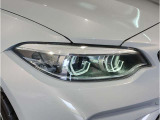【LEDヘッドライト】先進のLEDテクノロジーを採用。放射される白色光の周波特性は太陽光に近く、バイキセノン・ヘッドライトを上回るコントラストで更に明るく輝きます!
