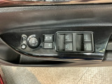 電動格納式リモコンドアミラーと、パワーウィンドウスイッチ等は運転席ドアにあります。
