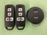 スマートキー付きですからドアロックの開閉およびエンジンスタートが楽々です。電動スライドドアの開け閉めもボタンで操作できます。加えて、純正リモコンエンジンスターター用の操作キーもついています。