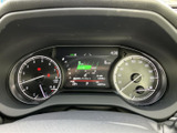視認性の高いメーター類が、運転に必要な情報を分かりやすく表示します。運転状況を一目で把握できるので、安全運転をサポートします。デザイン性も魅力です。