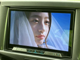 停車中には、TVでリラックス。長距離移動や待ち時間も快適に過ごせる、便利な機能です。