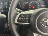 運転中、オーディオの操作をしてて、ハッとしたことはありませんか?ステアリングスイッチは、運転中でもハンドルでオーディオの操作が可能です。安全なドライブをサポートします。